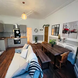 Beautiful Stylish And Modern Space! Perfect Location