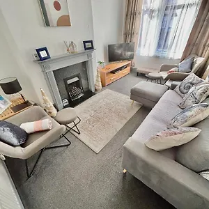 Entire In With Free Parking And A Private Patio Garden *