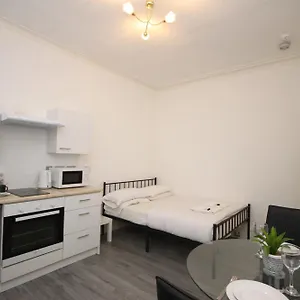 Barton Beachside - Cosy Apartment, Double Bed - & Promenade Location - Over 21's, Family Friendly Only, Id Required *
