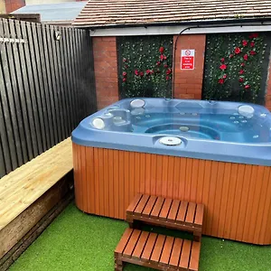 Friends House, Hot Tub, Sleeps 6 Holiday home Blackpool