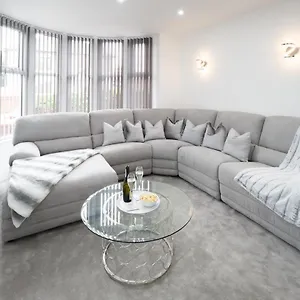 Holiday home Large, Modern Family With Hot Tub Blackpool