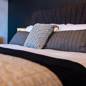 Veyron - Part Of The V Group Apartment
