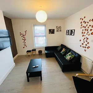Safari Apartment, Free Parking, 10min Walk To Tower, Sleeps 12
