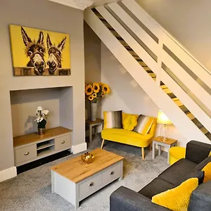 Tower Views 2 Bedroom House With Private Parking