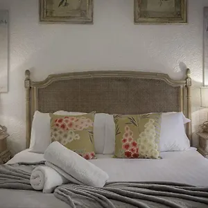 Hornby Apartment *