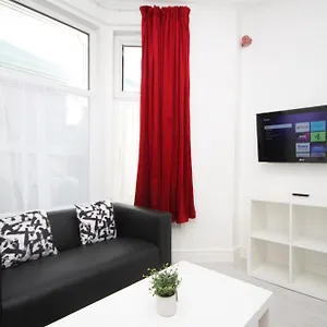 Aparthotel Barton Beachside Apartments: Modern Coastal Retreat