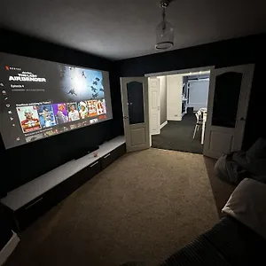 3 Bed House In With Cinema & Hot Tub Holiday home *