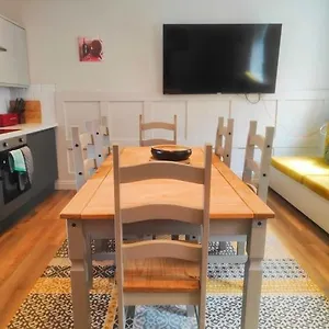 Chelsea 2 Bedroom Promenade *