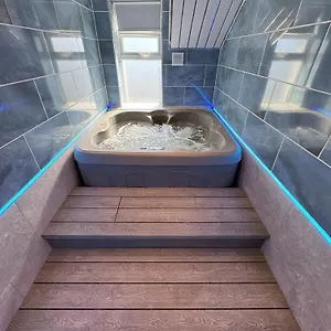 Edward Place Luxury Hot Tub * Blackpool