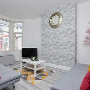 Apartment Stylish Gem - Great Location!