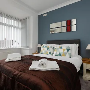 Holiday home Hillside House - 2 Bedrooms Parking Wi-fi Hospital *