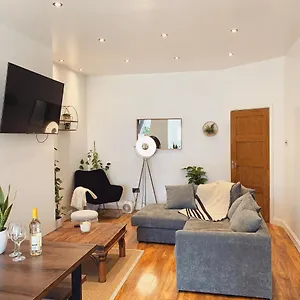 Stunning, Modern & Spacious! With Outdoor Fire Pit *