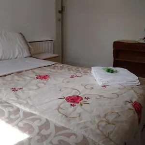 Renovated 4-bed - Sleeps 9 - Garden - Parking Holiday home
