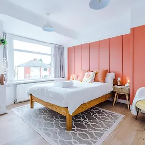 Beautiful And Boutique House - Garden And Parking Apartment *