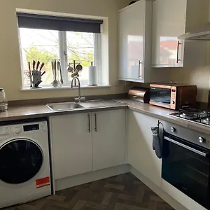 Cheerful 3 Bedroom Town House With Hot Tub Holiday home *