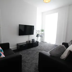 Holiday home Tower View House - 4 Bedroom - Newly Refurbished - 2 Mins Walk To *