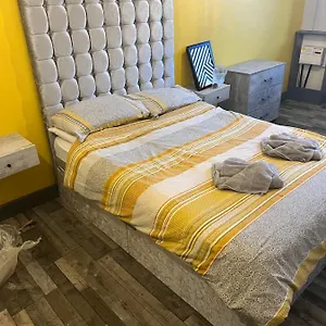 Town Center Large 2 Bedroom Apartment- Sleeps Up To 6 - Dogs Welcome - 2 Minutes From Train Station Apartment Blackpool