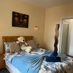 Apartment Winter Gardens Large Flat 1 *