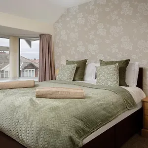 Arnside - Spacious 10-bedroom Seaside Blackpool