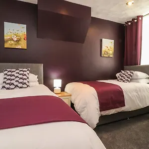 Holiday home 7-bed Beachside Retreat - Free Parking & Pets!