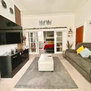 Guest house Victoria House - Self Catering Quiet - Adult Singles And Couples Only *