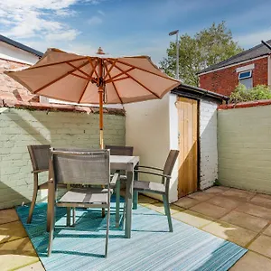 Private Yard, Free Parking & Games At Laburnum House *