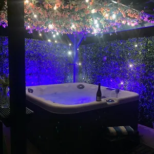 Tower - Hot Tub Sleeps 14