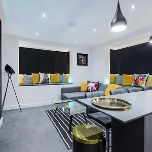 Two Bed Modern 5min Walk To Town Centre With Free Parking ! Under New Management *